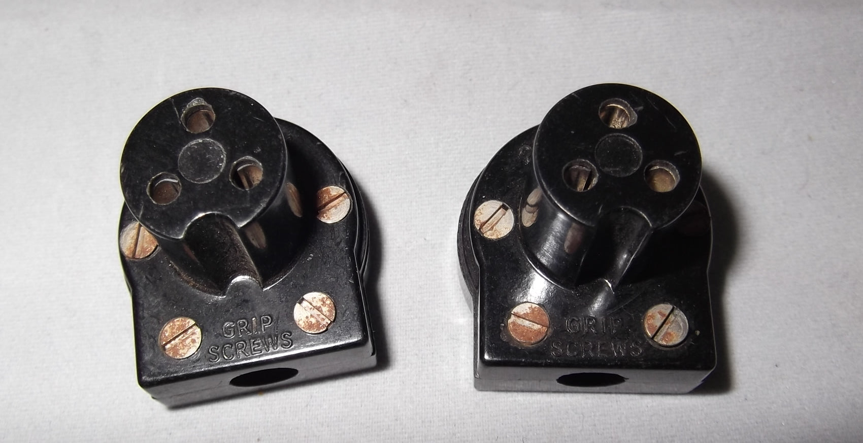 7.3mm DIA, MINIATURE, BULGIN, 3 PIN PLUG,&nbsp; RT ANGLE ENTRY, PX430, QUAD 303 33 AMPLIFIERS, EX EQUIPT