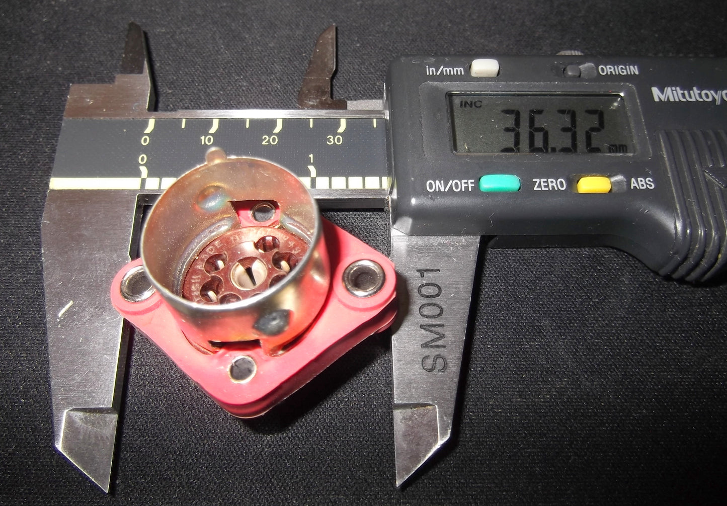 MCMURDO, BROWN MICANOL ,VALVE BASE, SHOCKPROOF RUBBER MOUNT, B7G