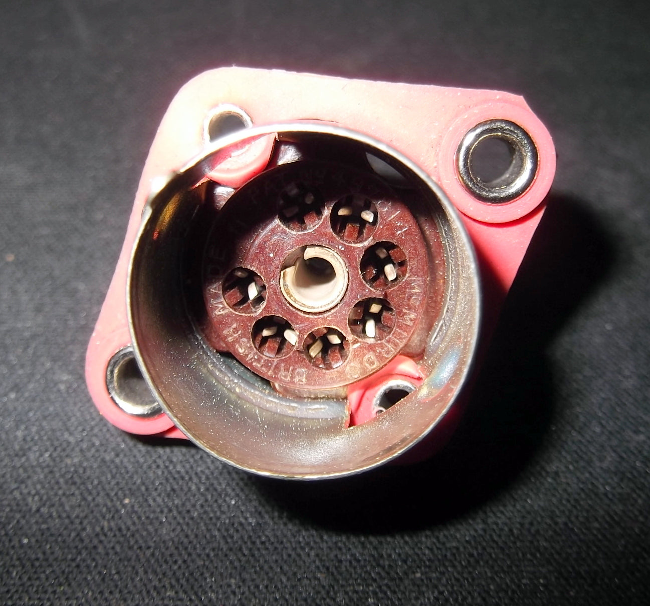 MCMURDO, BROWN MICANOL ,VALVE BASE, SHOCKPROOF RUBBER MOUNT, B7G