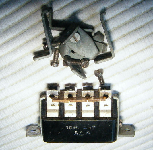 JONES PLUG FOR R1155 T1154  CHASSIS MOUNT SCREW CLIPS, REAR FACE CINCH - MULLARD MAGIC