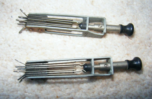 AIR MINISTRY, LOCKING PUSH SWITCH, GPO TYPE, PATTERN W4577,
