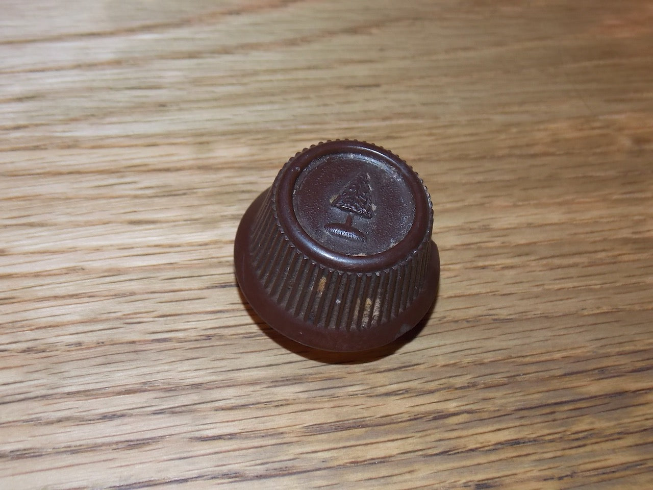 BUSH, MILLED, CONICAL, BROWN KNOB, FRONT FACE SHOWING BUSH MOTIF, MAYBE TELEVISION, 37mm DIA,  19mm HEIGHT,