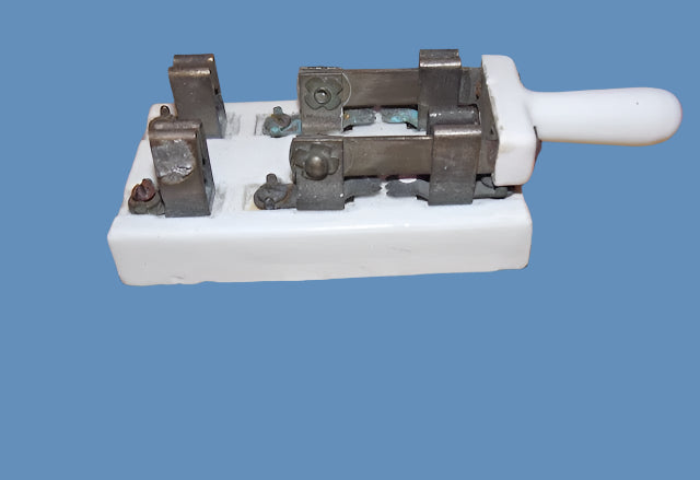 1930s, White Porcelain, 95mm  Length, 55mm Width, Aerial Knife Switch, (DPDT)