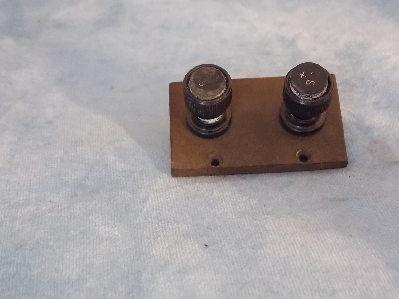 EBONITE PLATE, 60 X 35 X 5mm, 1931, WITH 2X BINDING POSTS, FOR BASEBOARD RADIO CONNECTIONS
