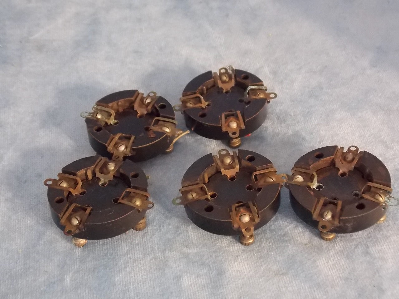 LOTUS,, BRITISH 4 PIN, B4,   BLACK, VALVE HOLDER,  1929