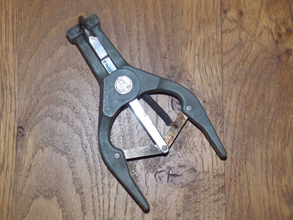 HELLERMAN, WIRING SLEEVE TOOL, TRI JAW, SLEEVING TOOL