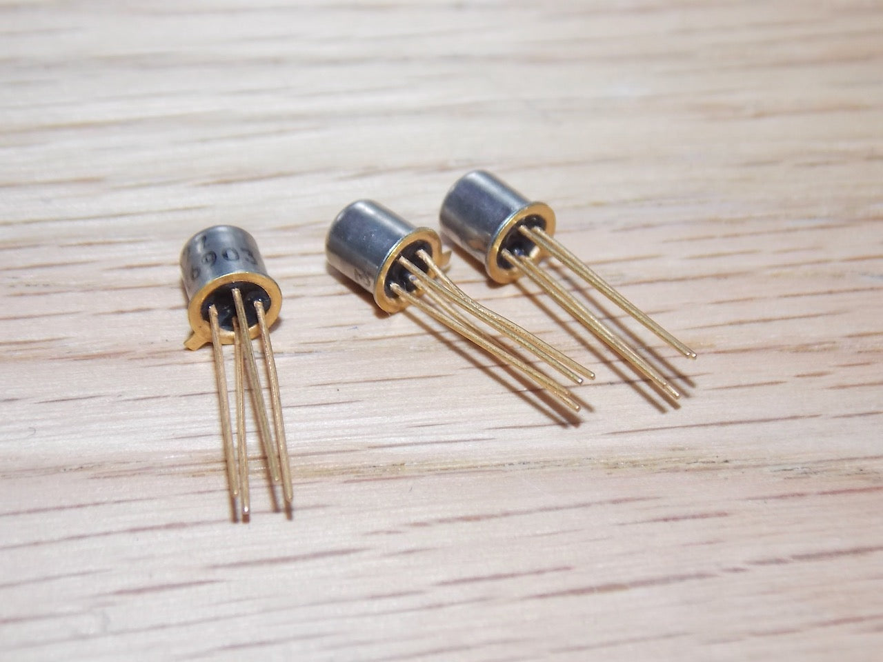 Transistor Gold BF222 FAIRCHILD, TRANSISTOR, GOLD LEADS, NPN, SILICON, TO72 – MULLARD MAGIC