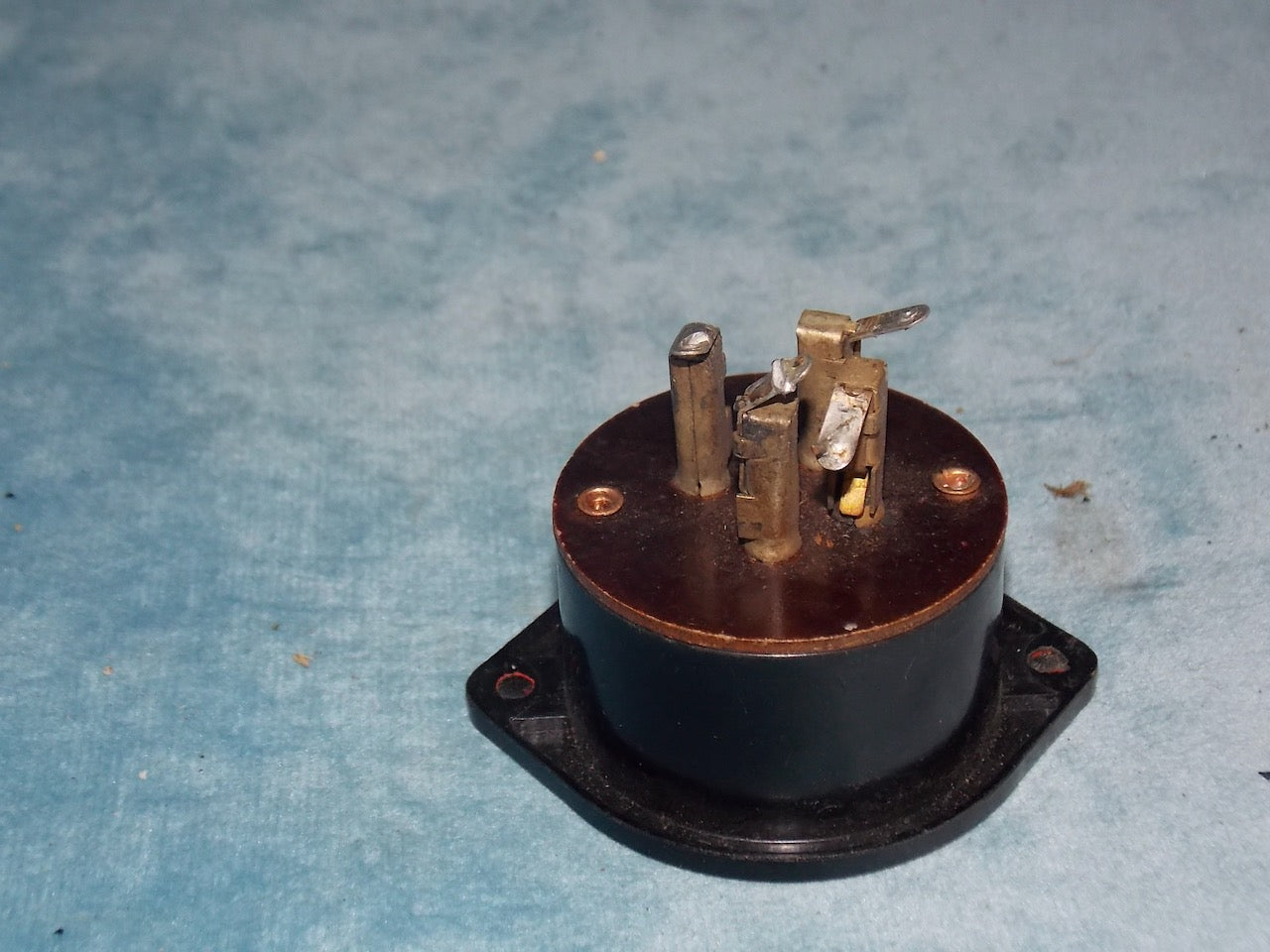 BELLING STYLE, WIDE TOP, BRITISH 4 PIN, B4,   BLACK, VALVE HOLDER,