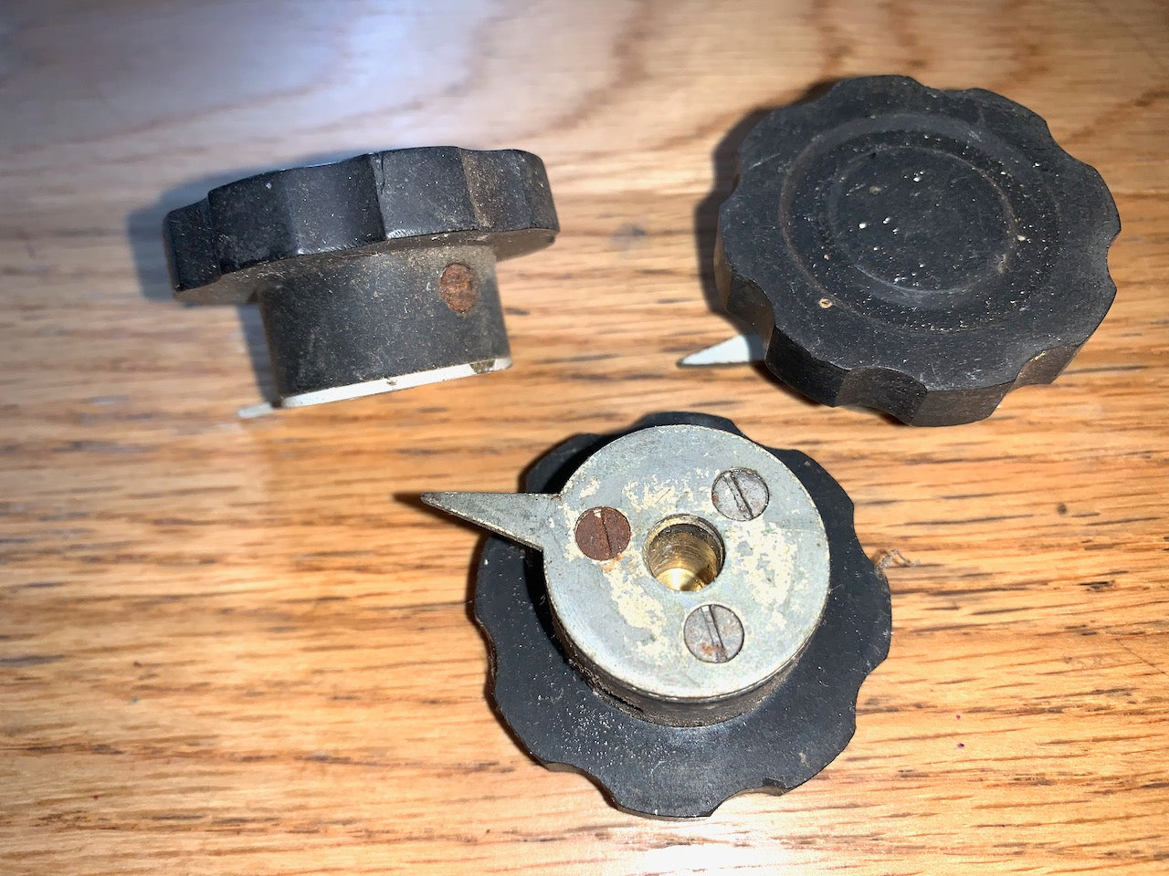 MARCONI , FLUTED KNOB, , BLACK BAKELITE, metal pointer, 28mm DIA