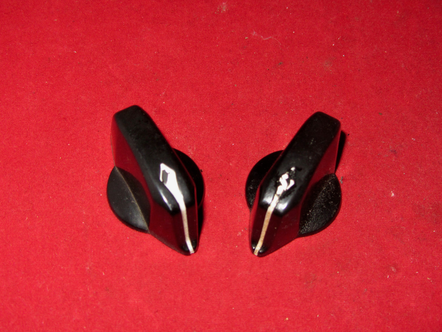 PAIR OF BLACK BAKELITE KNOBS, PEAK NOSED, WHITE INDEX, 25mm DIA, 42mm BAR LENGTH