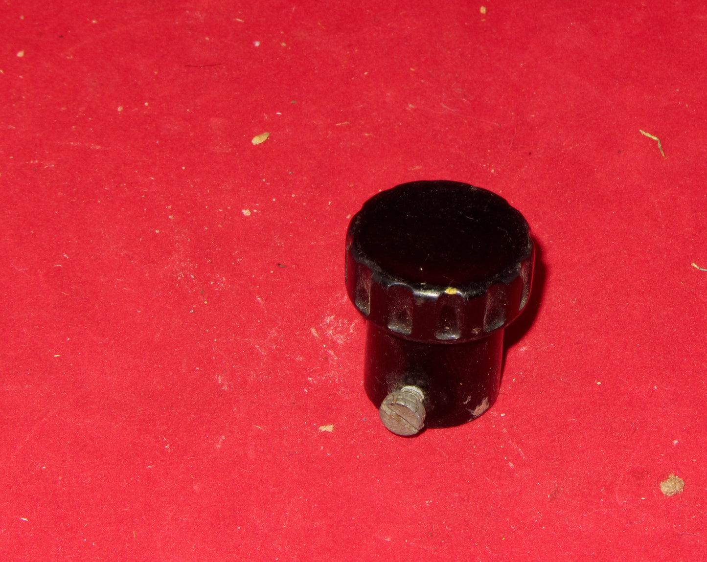 BAKELITE KNOB, 25mm DIA, 38mm HIGH, 5mm HALF ROUND SHAFT, MAYBE FOR RECEPTION SET R109, R109T