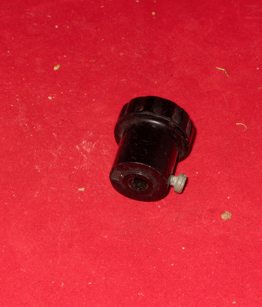 BAKELITE KNOB, 25mm DIA, 38mm HIGH, 5mm HALF ROUND SHAFT, MAYBE FOR RECEPTION SET R109, R109T
