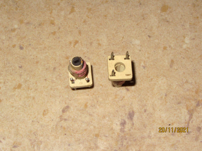 CAMBION, COILS, 1cm SQ, WHITE FORMER, BLUE SPOT, MEASURE 33uH