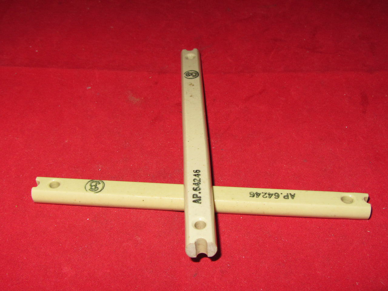 ADMIRALTY PATTERN, AP.64264, CERAMIC AERIAL SPREADER, 150mm LENGTH
