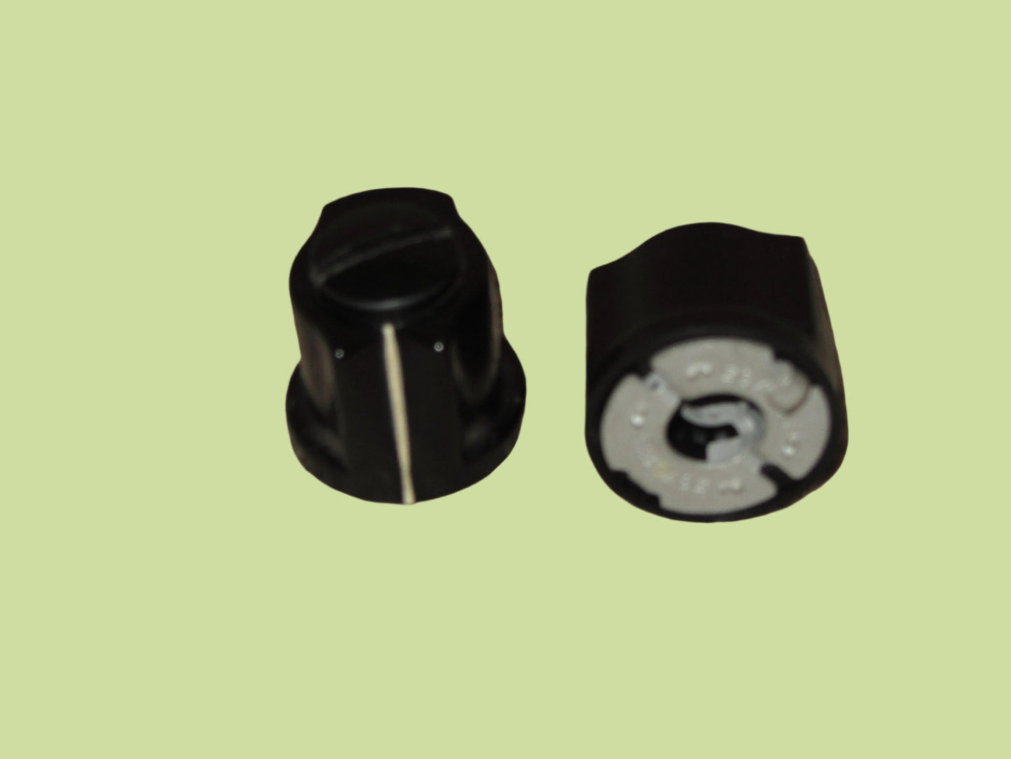 LARKSPUR RADIO KNOB, 28mm DIA, Z97-0187, 5355-00-126-9640 WITH MOUNTING Z970-0183 5535-00-116-7445,