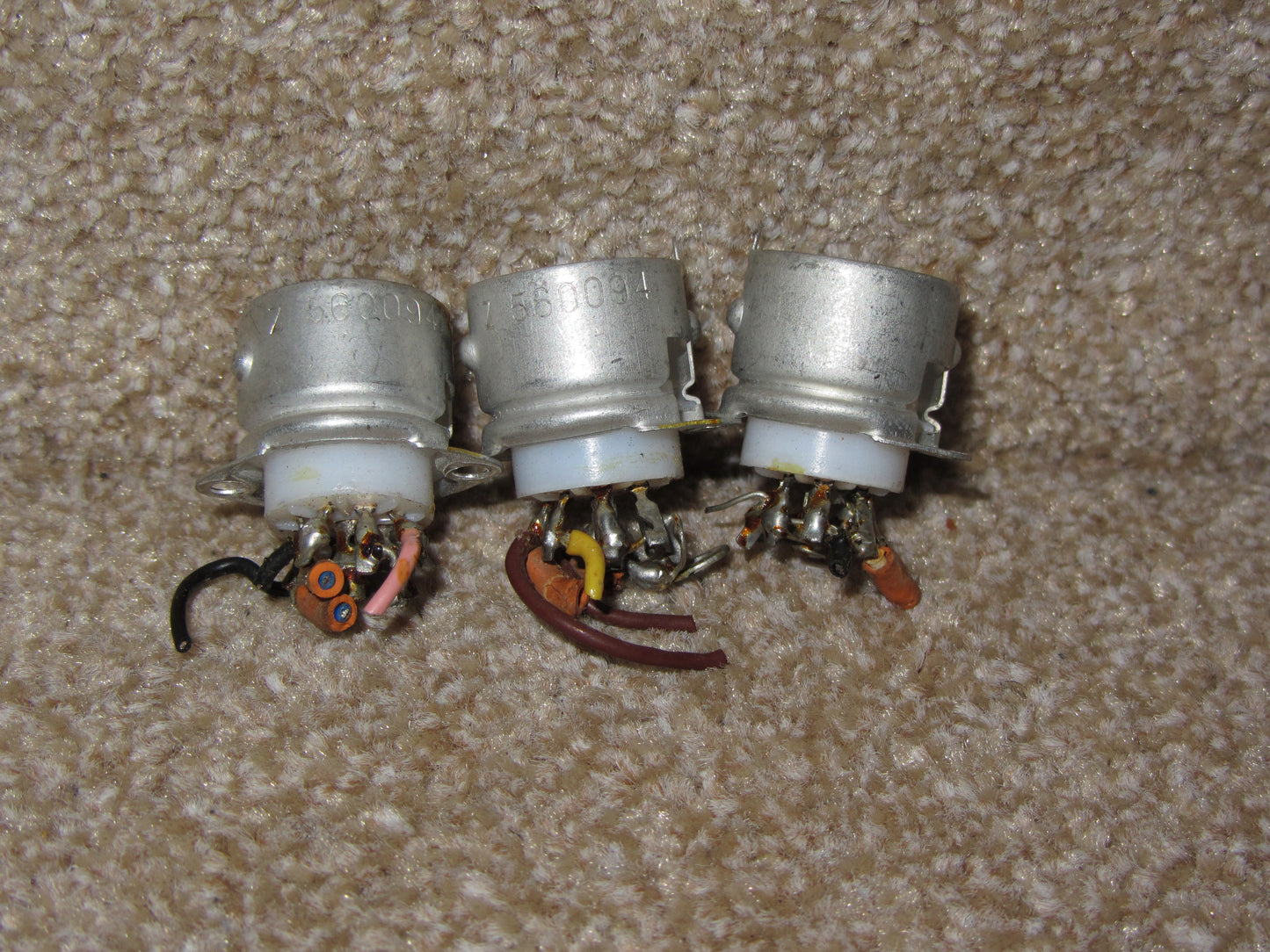 AMPEHNOL, PTFE,  SHIELDED VALVE BASE, B7G SET OF 3X, EX EQUIPT