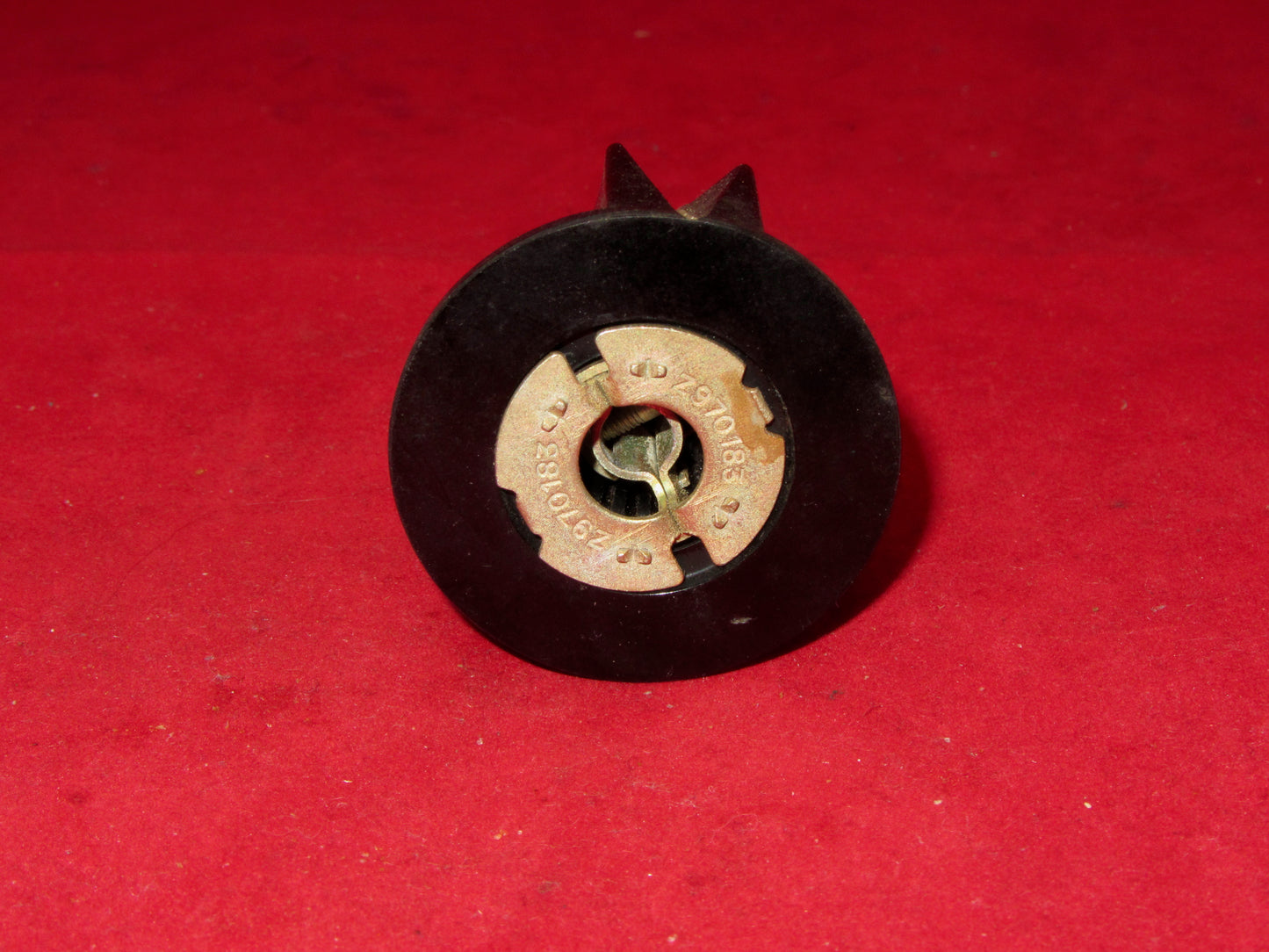 LARKSPUR, RADIO KNOB,  SKIRTED,  41mm DIA, WITH MOUNTING, Z970-0183 5535-00-116-7445,