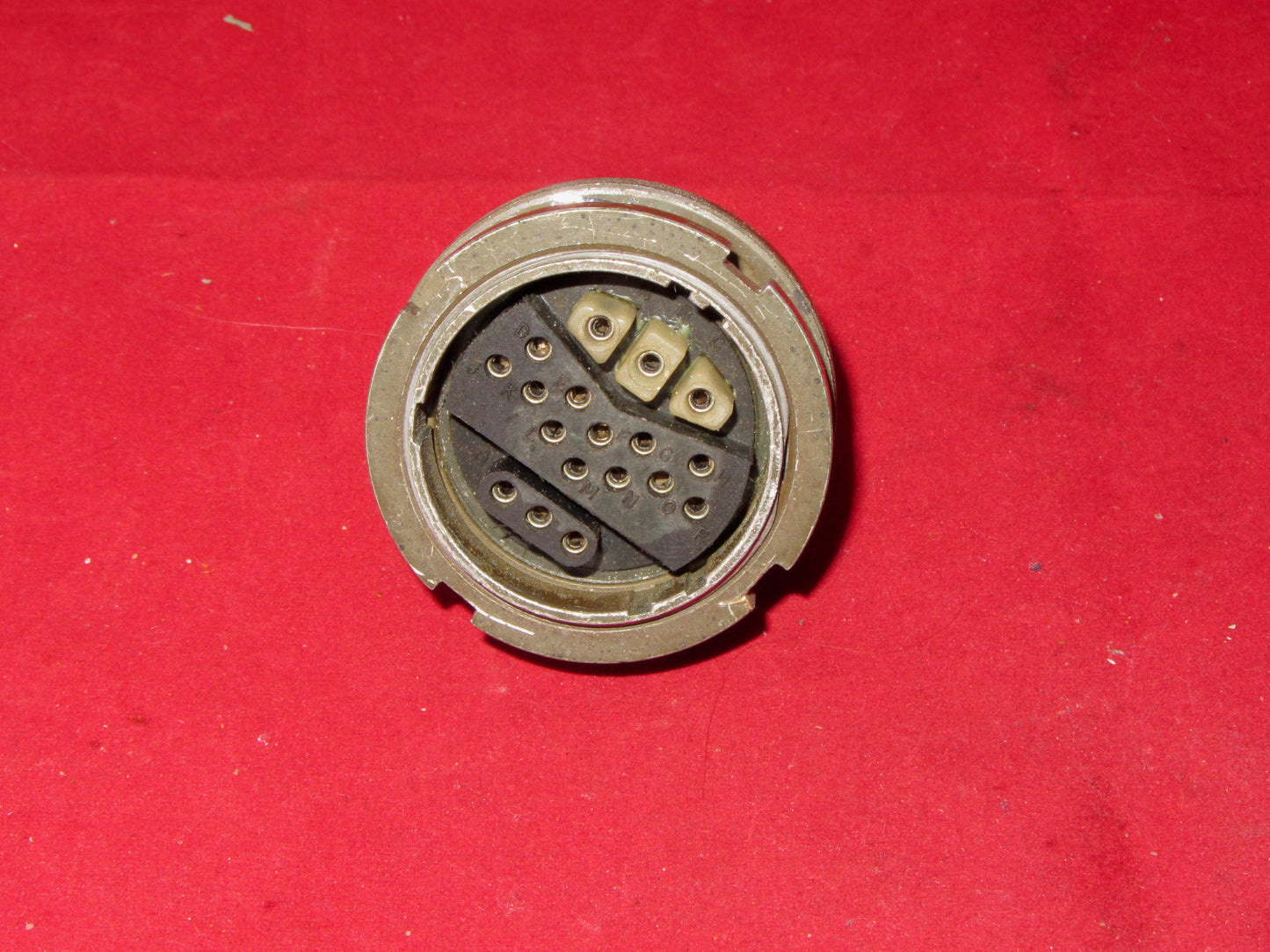 PATTERN 104, PLESSEY Mk4, 18 PIN SOCKET, FIXED, EIGHTEEN PIN FEMALE, CHASSIS MOUNT SOCKET, LARGE, AS USED IN LARKSPUR RADIOS , NSN 5935-99-013-0902, 5935990130902